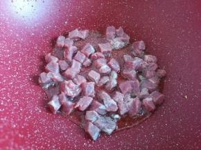 牛肉切小块儿，杏鲍菇胡萝卜改刀。洋葱切片切丝备用。蒜切末。