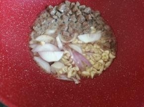 将洋葱，蒜末放入炒香。