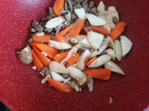 胡萝卜杏鲍菇倒进锅里翻炒。