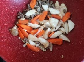 胡萝卜杏鲍菇倒进锅里翻炒。