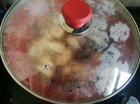 加水煮开盖盖，小火焖20分钟左右。然后盐，糖，黑胡椒粉调味。勾入水淀粉。