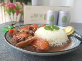 大米盛出来，将菜浇入即可开动。