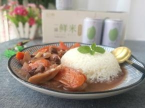 大米盛出来，将菜浇入即可开动。