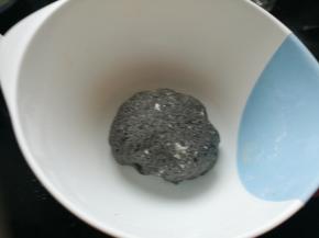 所有材料和成光滑的面团，进行发酵。如果不够光滑可以适量调节水分。