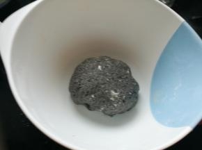 所有材料和成光滑的面团，进行发酵。如果不够光滑可以适量调节水分。