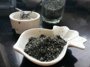 把炒香的黑芝麻用料理机打成粉。