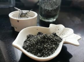 把炒香的黑芝麻用料理机打成粉。
