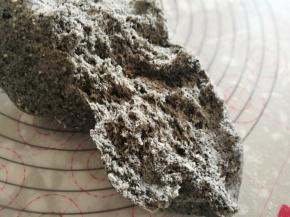 面团撕开内部呈蜂窝状就可以开始操作下一步了。