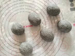 面团使劲揉匀，滚成鸡蛋形。