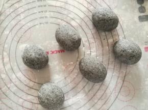 面团使劲揉匀，滚成鸡蛋形。