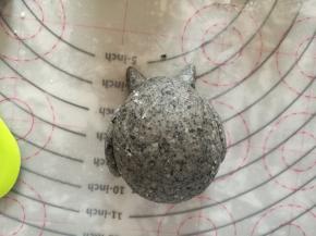 水滴形用水贴身体两边。耳朵用水沾上面。