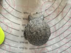 水滴形用水贴身体两边。耳朵用水沾上面。