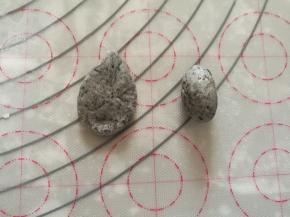 刚才多余的一个小面团，分成2g一个小面团，揉一下按扁成水滴形，一共12个。
另外分6个2g，再平均分成2个三角形作为小耳朵。