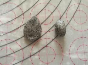 刚才多余的一个小面团，分成2g一个小面团，揉一下按扁成水滴形，一共12个。
另外分6个2g，再平均分成2个三角形作为小耳朵。