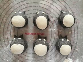 另外用15g面粉，7g水揉成小面团。揪出一点点做眼睛，其余部分分成六份，擀成椭圆，用水贴在肚子上。