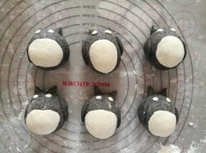 另外用15g面粉，7g水揉成小面团。揪出一点点做眼睛，其余部分分成六份，擀成椭圆，用水贴在肚子上。