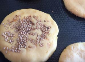 在另一面撒满白芝麻