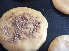 在另一面撒满白芝麻