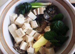 砂锅中放入豆腐，姜片，香葱，薄荷叶，白酒，白醋，注意，薄荷是亮点哦