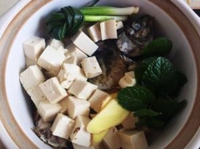 砂锅中放入豆腐，姜片，香葱，薄荷叶，白酒，白醋，注意，薄荷是亮点哦