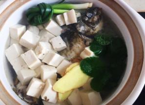 倒入足量的开水，一定要是开水，沫过食材表面