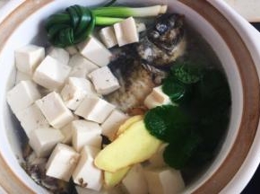 倒入足量的开水，一定要是开水，沫过食材表面