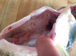 注意，一定要把肚子里面的黑膜去掉，否则会比较腥