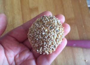 每个小面团上沾满白芝麻