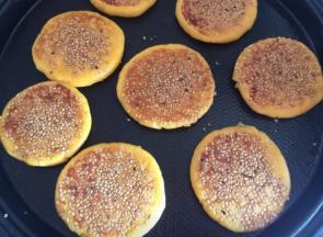 一年烙成金黄，翻面，烙好之后出锅，大概全程15分钟左右