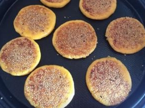 一年烙成金黄，翻面，烙好之后出锅，大概全程15分钟左右