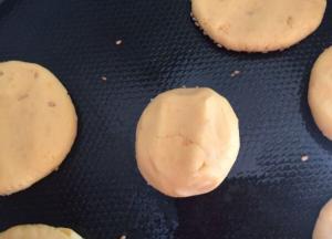 白芝麻的一面贴电饼档放进去，然后，压成厚度适当的薄饼