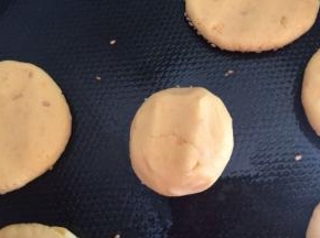 白芝麻的一面贴电饼档放进去，然后，压成厚度适当的薄饼