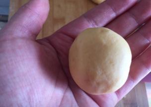 和成均匀的面团，然后分成大概8等份，每份约30克