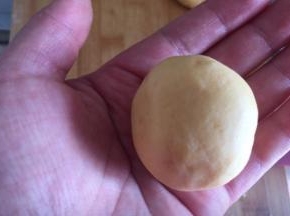 和成均匀的面团，然后分成大概8等份，每份约30克