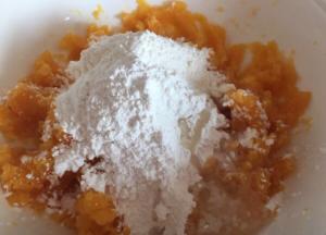 捣碎，加入面粉，糯米粉，植物油，适量的盐