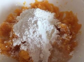 捣碎，加入面粉，糯米粉，植物油，适量的盐