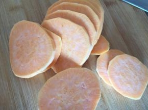 切成薄片，为了蒸的时候快熟