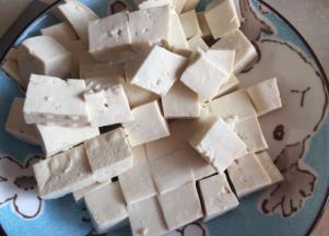 豆腐切成一厘米见方的方块