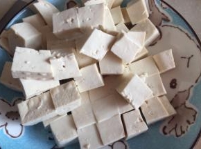 豆腐切成一厘米见方的方块