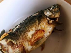 把鱼放入砂锅中