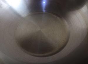 锅烧热，入底油烧开