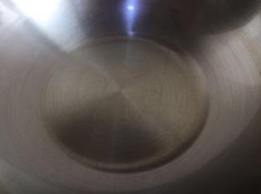 锅烧热，入底油烧开