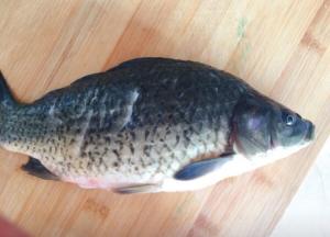 鱼身用厨房纸擦干净水，抹盐腌制十分钟