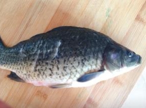 鱼身用厨房纸擦干净水，抹盐腌制十分钟