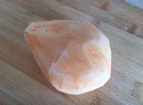 红薯洗干净，去皮，我这个配方的量是去皮之后的重量