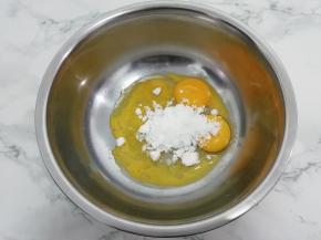把蛋黄中加入30克，白糖搅拌均匀