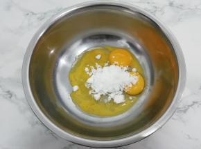 把蛋黄中加入30克，白糖搅拌均匀