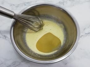 在加入油和水，搅拌到油水混合