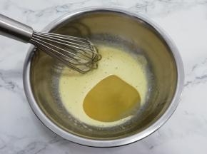 在加入油和水，搅拌到油水混合