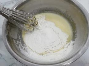 在筛入面粉，用翻拌的手法，拌到无干粉